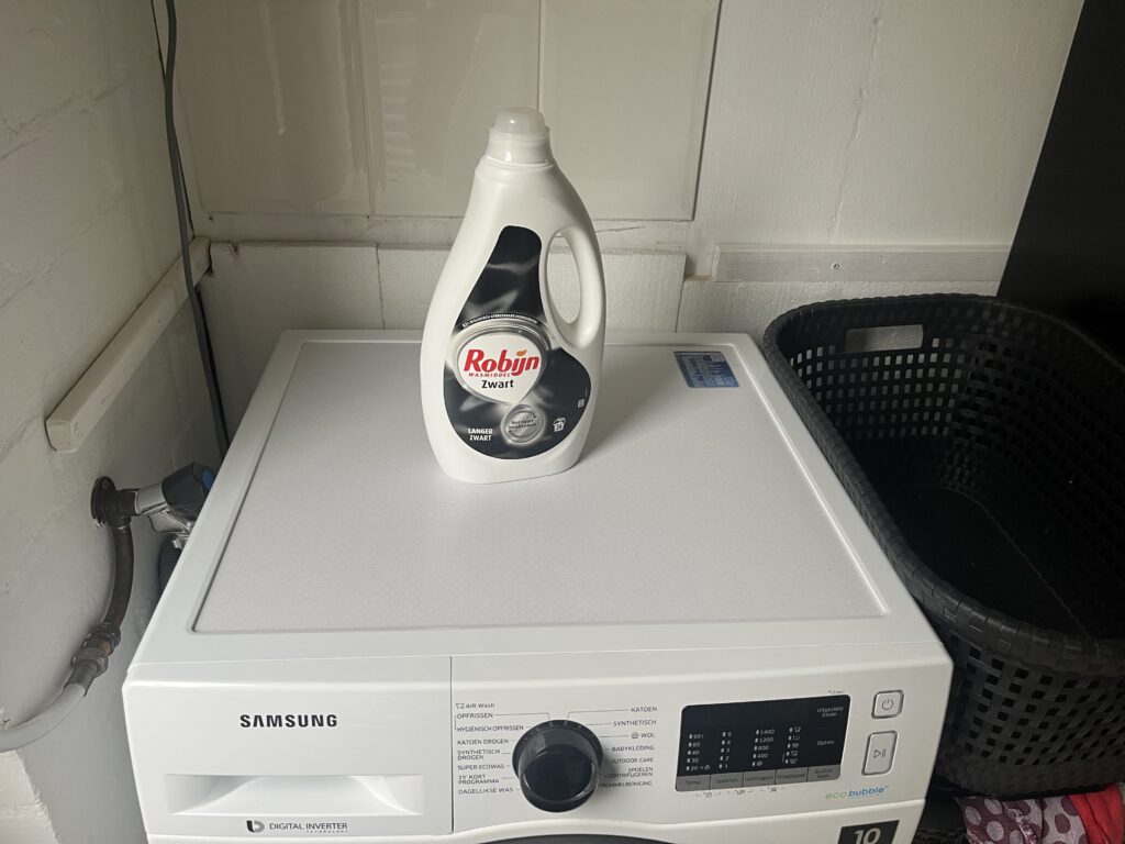 Robijn zwart wasmiddel op wasmachine