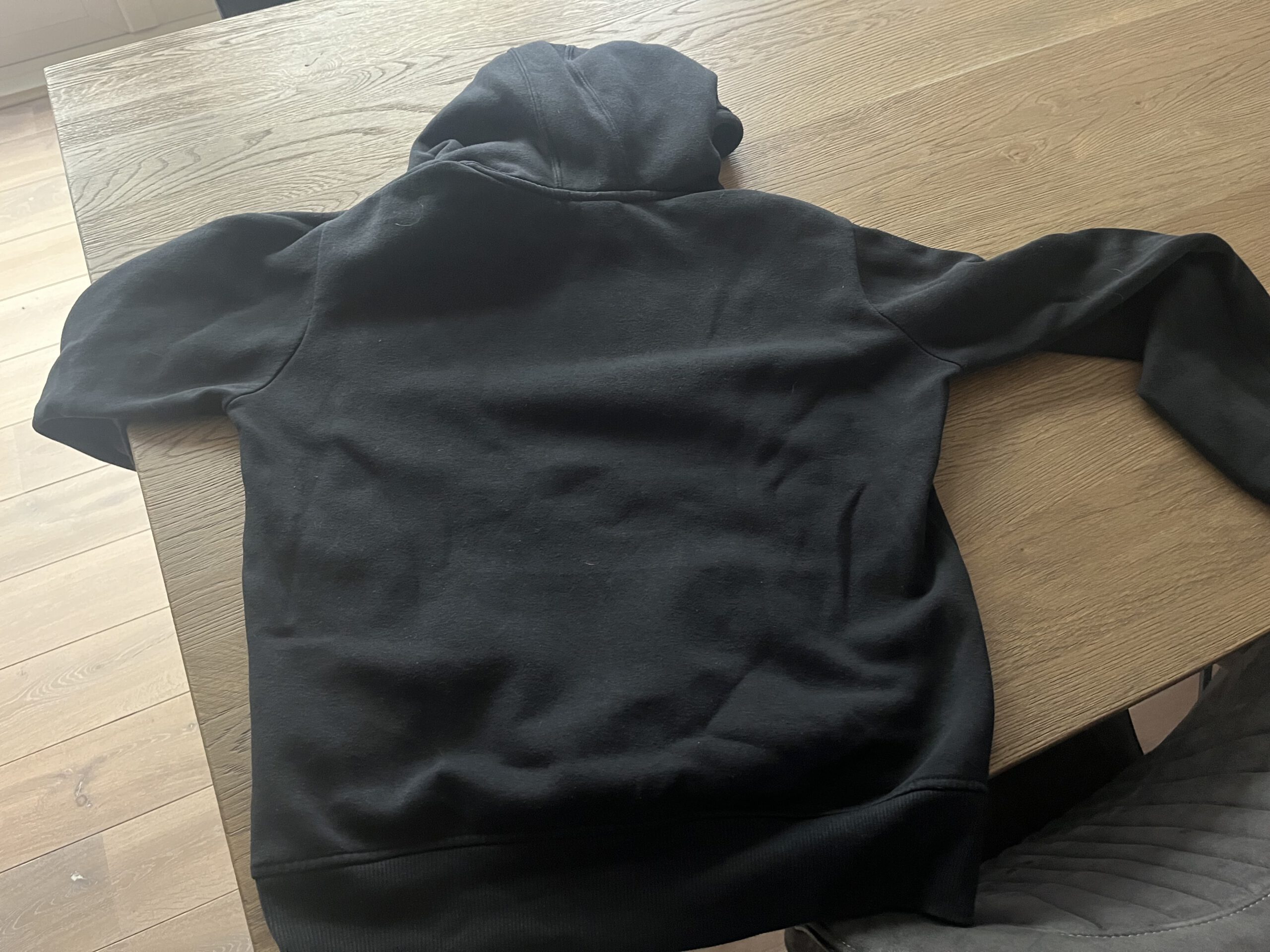 Kleurvervaging bij zwarte trui na wassen met color wasmiddel